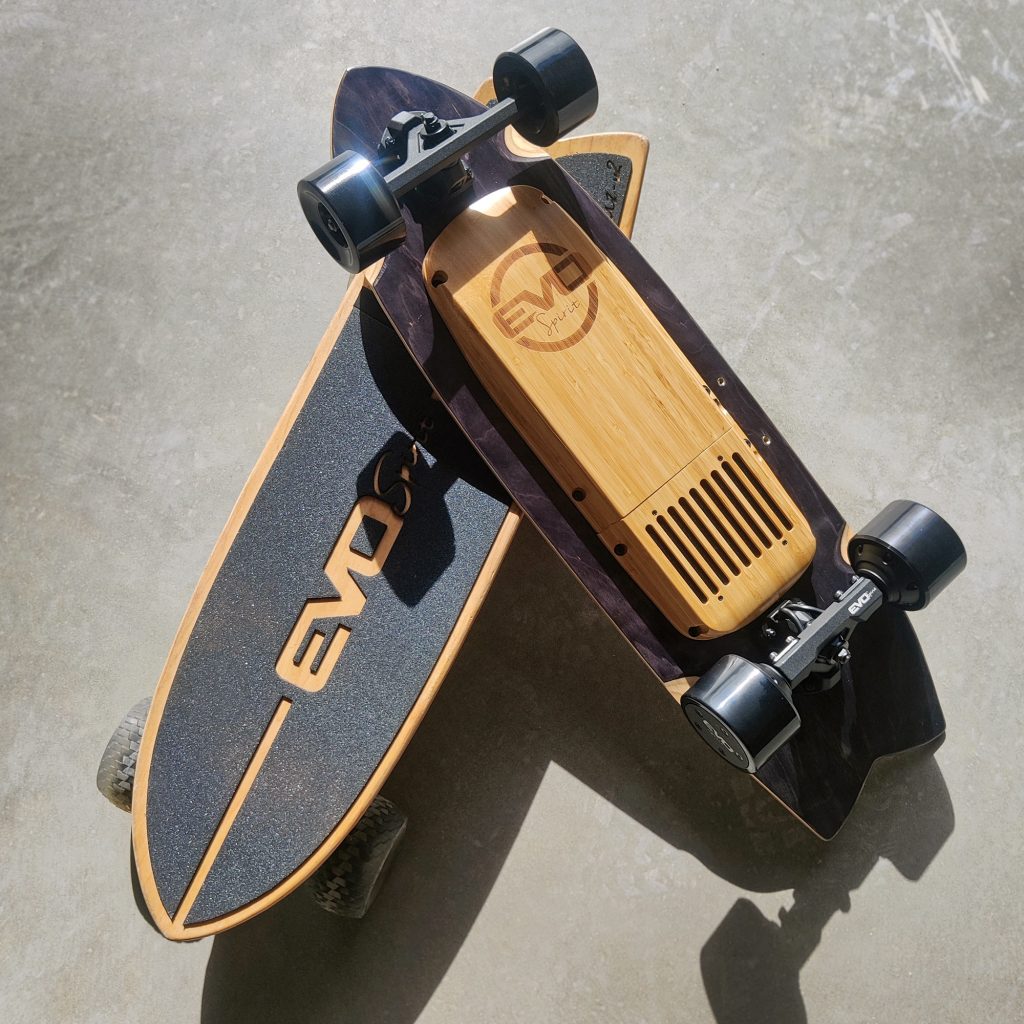 Skateboard elettrico Evo-Spirit Cruz V2 in azione, velocità massima 39 km/h, autonomia fino a 28 km, motori hub 1200 W
